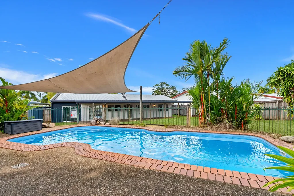 Bentley Park 3 Bedroom SWIMMING POOL, 6.6KW SOLAR AND FULLY AIR-CONDITIONED