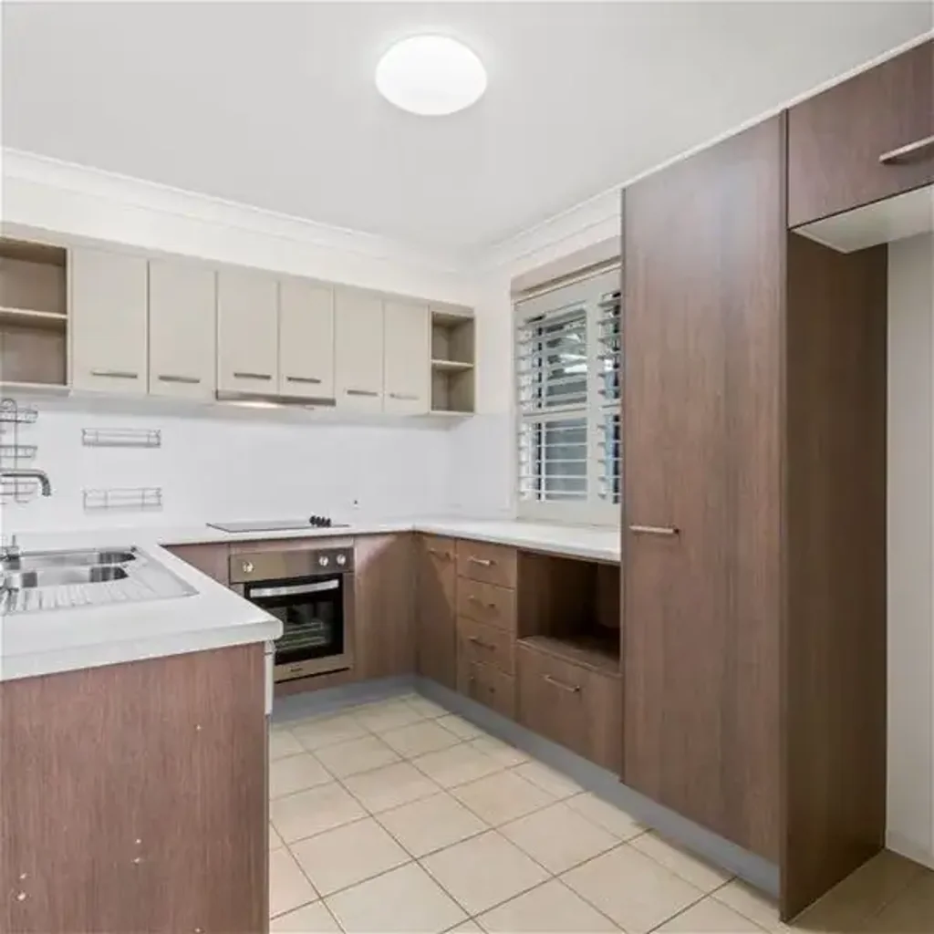 Large Townhouse Great Location