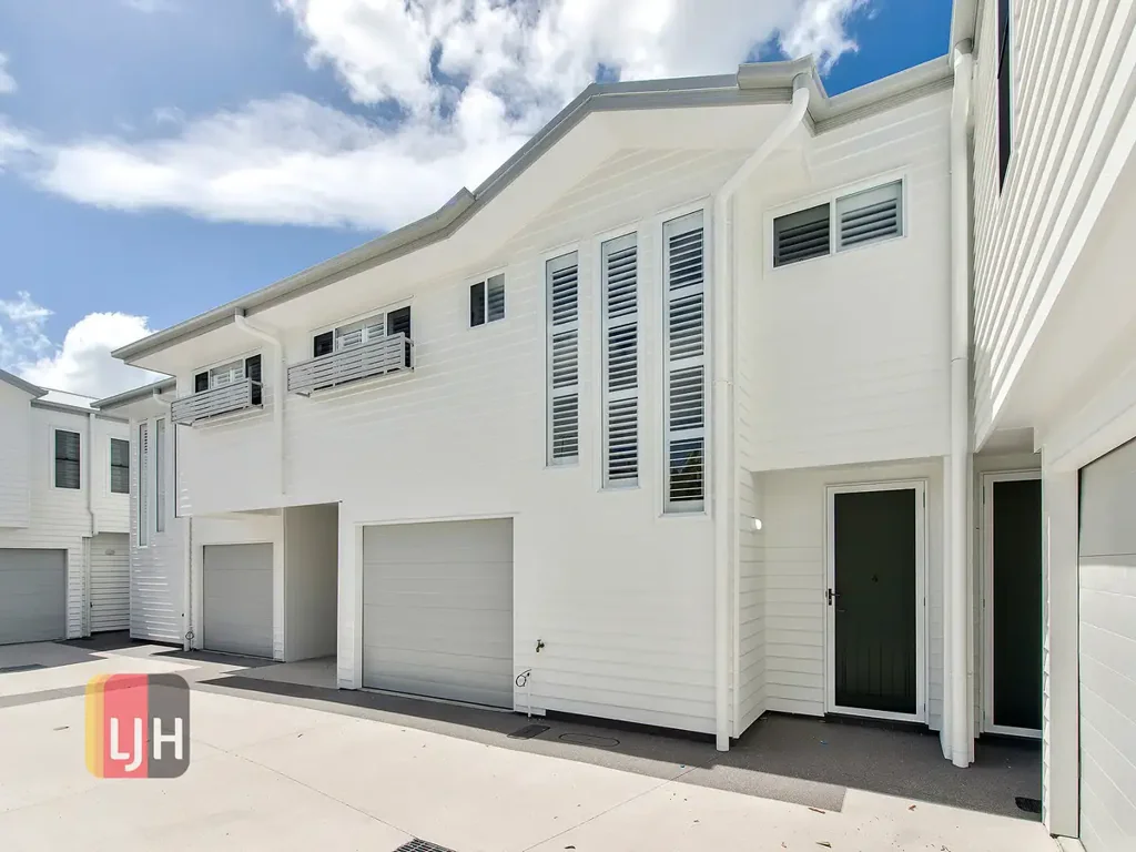 AIR CONDITONED 3 BEDROOM TOWNHOUSE WITH COURTYARD !