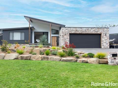 Mollymook Beach 4 Bedroom Striking Designer Home