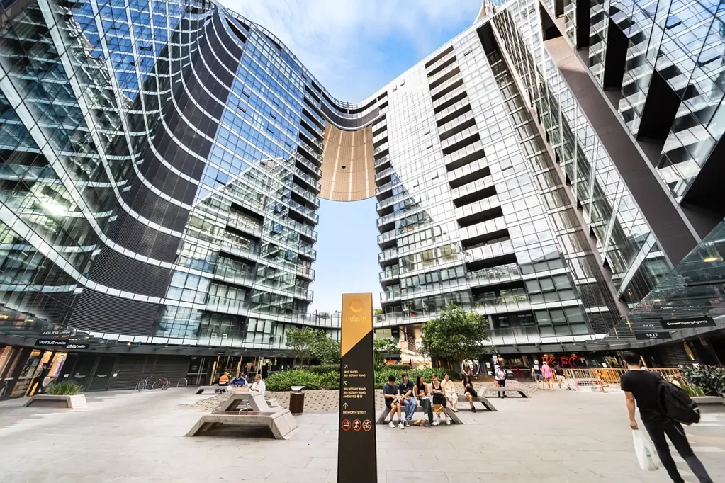 Modern three-bedroom penthouse in the Infinity complex with city views