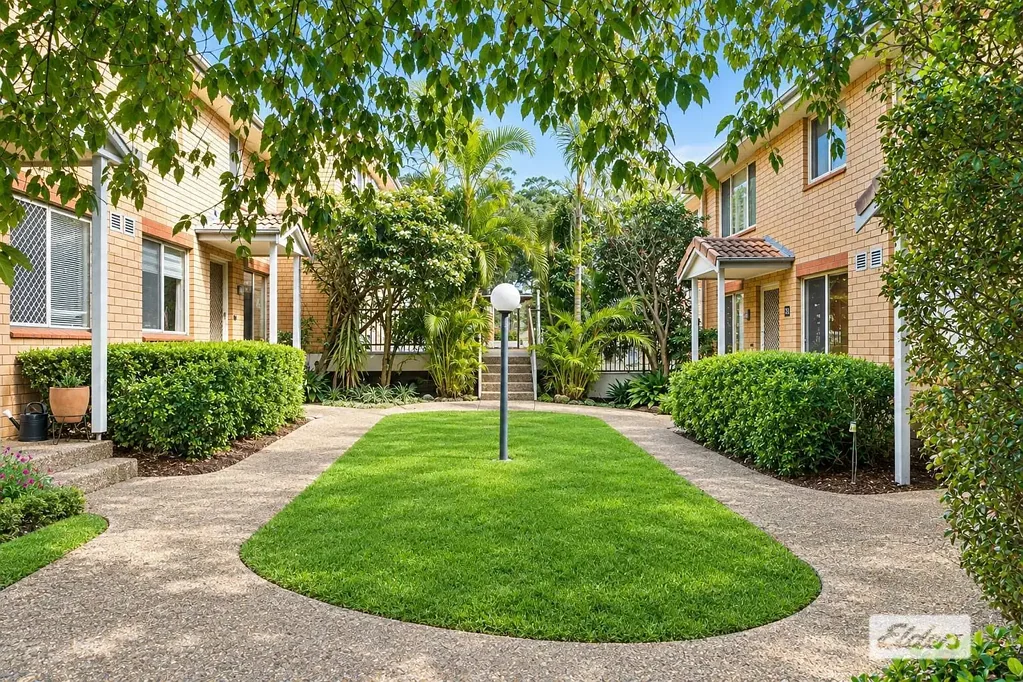 Kirrawee 3कमरा Townhouse with unique tandem garage and workshop