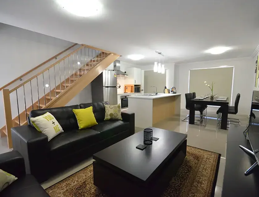 4/11 Side Street, West Gladstone, QLD 4680, 3部屋, 3バスルーム, Townhouse