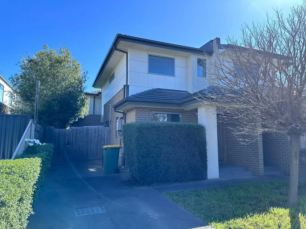 Modern 2 Bedroom Townhouse with Double Parking in Reservoir