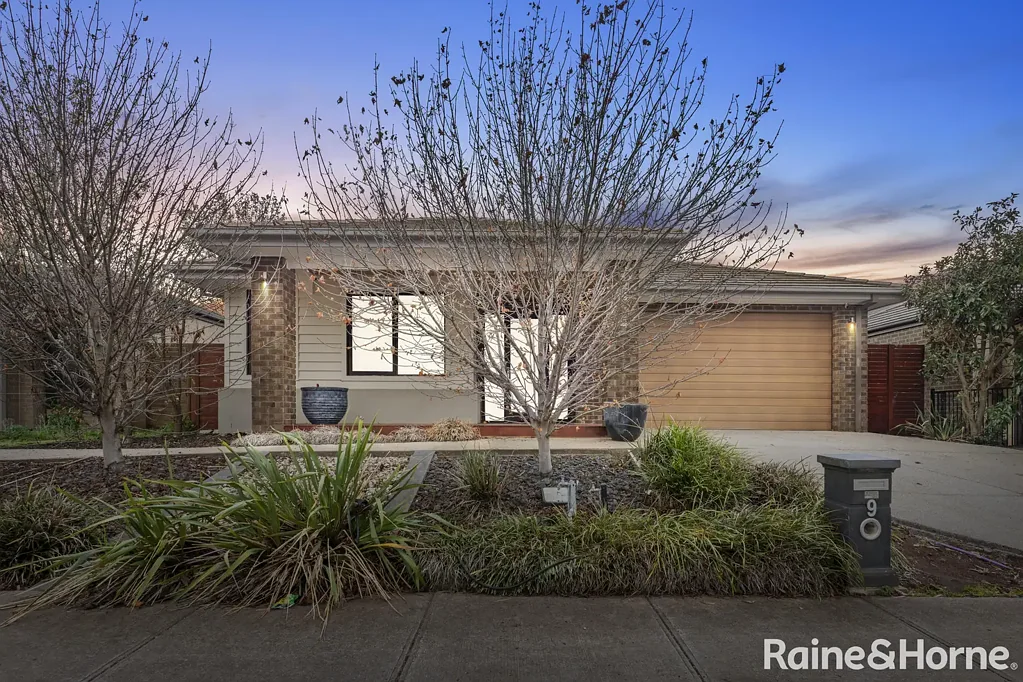 9 Avonmore Way, Weir Views, VIC 3338