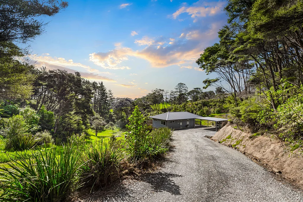 Waitakere 5房  Two Homes. A Lifestyle You Will Love Forever.