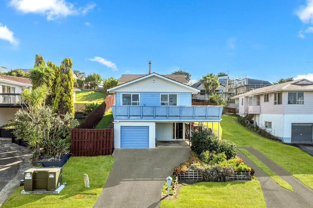 Totara Vale 3房  1273sqm Combined land - Urban Zone - RC approved