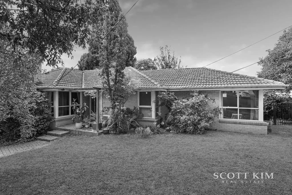 Mount Waverley 4 Slaapkamer Family Home with Excellent Potential in A Quiet Mount Waverley Court
