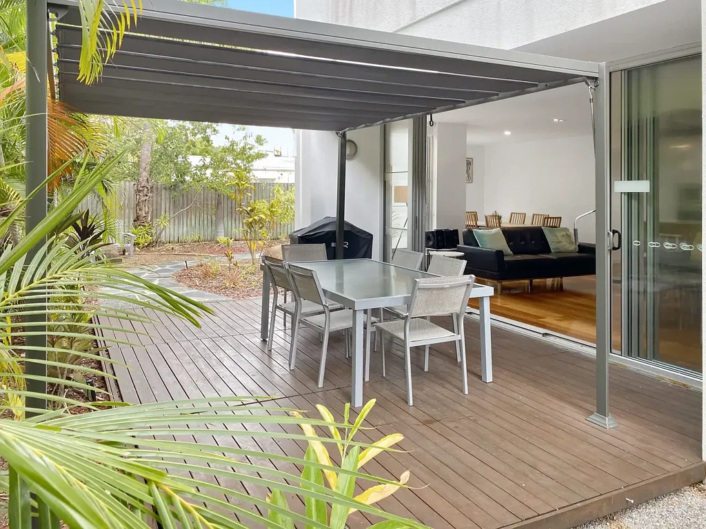 2/1 Pacific Drive 'Maggies Beachfront Apartments', Horseshoe Bay, QLD 4819