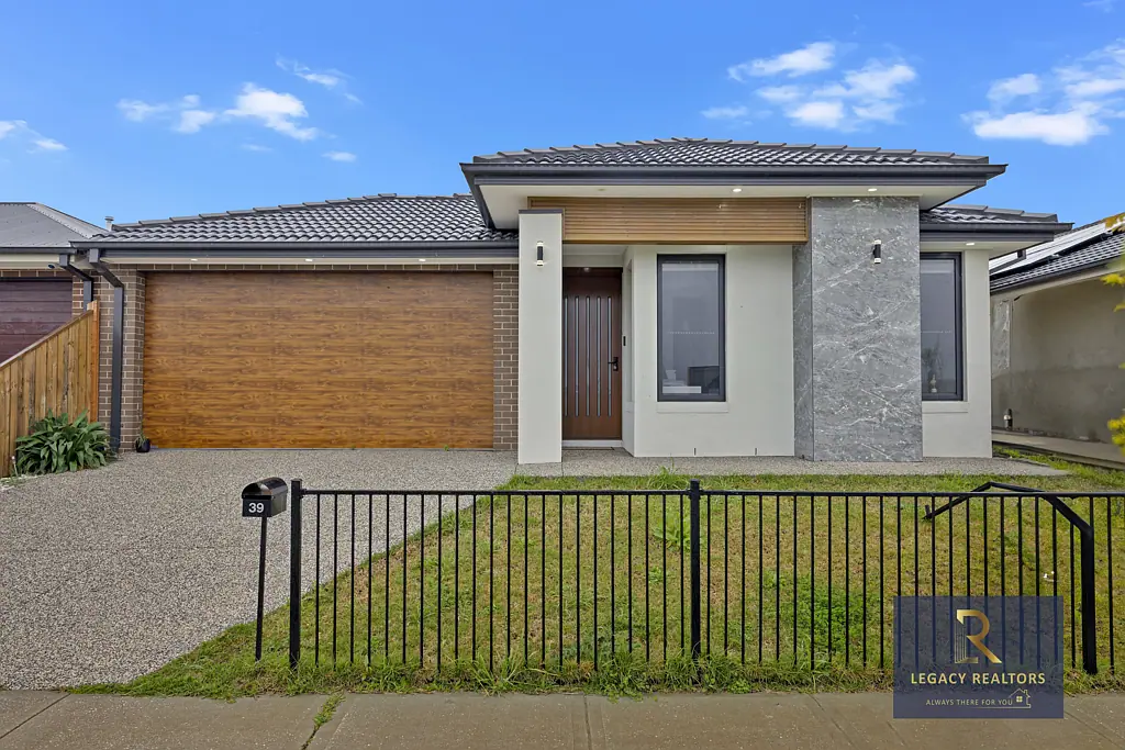Rockbank 4 Bedroom Creek facing/ Custom built luxurious lifestyle/ Close to schools, train station , freeway and shopping centre.