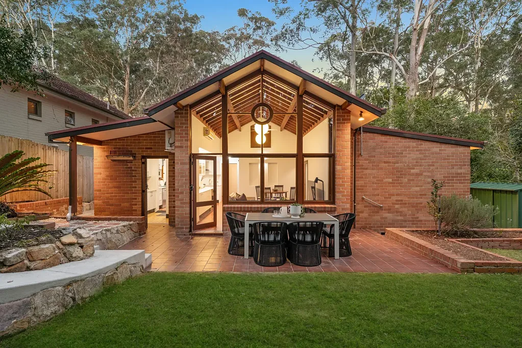 Wahroonga 4कमरा Leafy brick family haven with architectural appeal