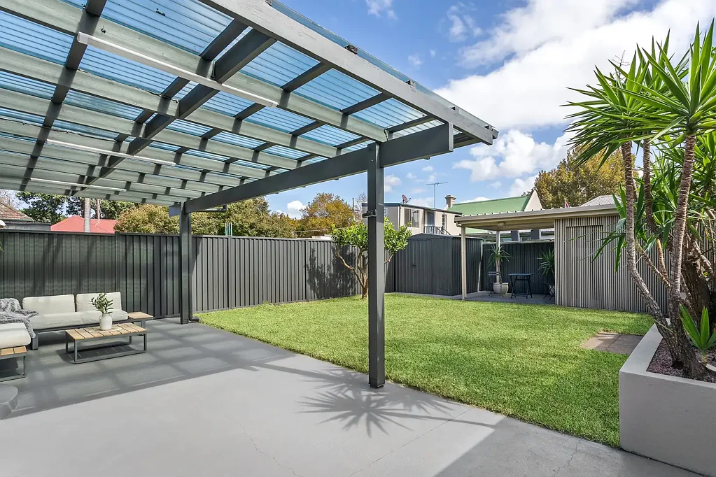Mascot 3Zimmer Charming Family Sanctuary with Elegant Entertaining in a Prized Cul-de-Sac