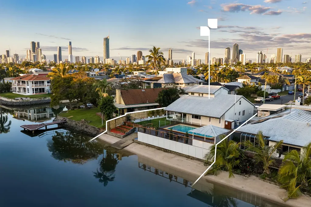 Broadbeach Waters 4 Slaapkamer Private Point Position with 23m of Wide Water Frontage
