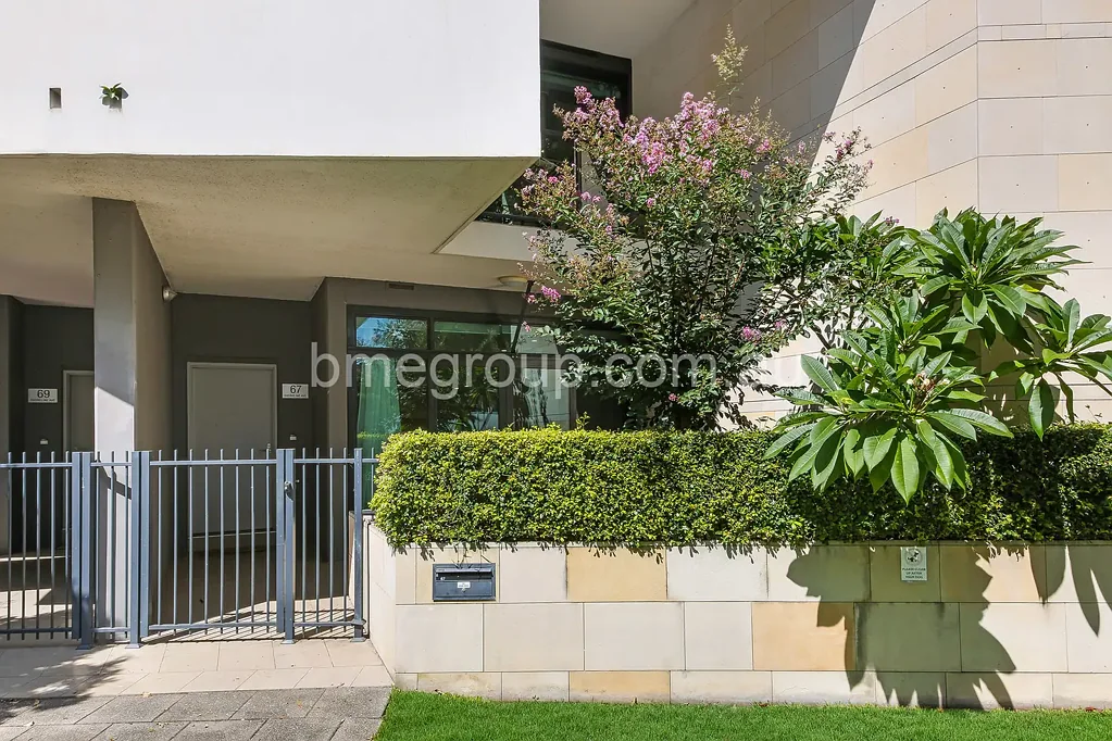 Rhodes 2chambre Townhouse Style | Street Access| Courtyard |Study Room | Timber Floor | Total Size: 169 SQM