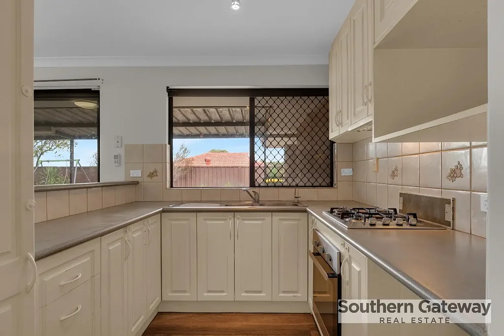 Parmelia 4બેડરૂમ WELL LOCATED FAMILY HOME ON A GENEROUS 758SQM CORNER BLOCK