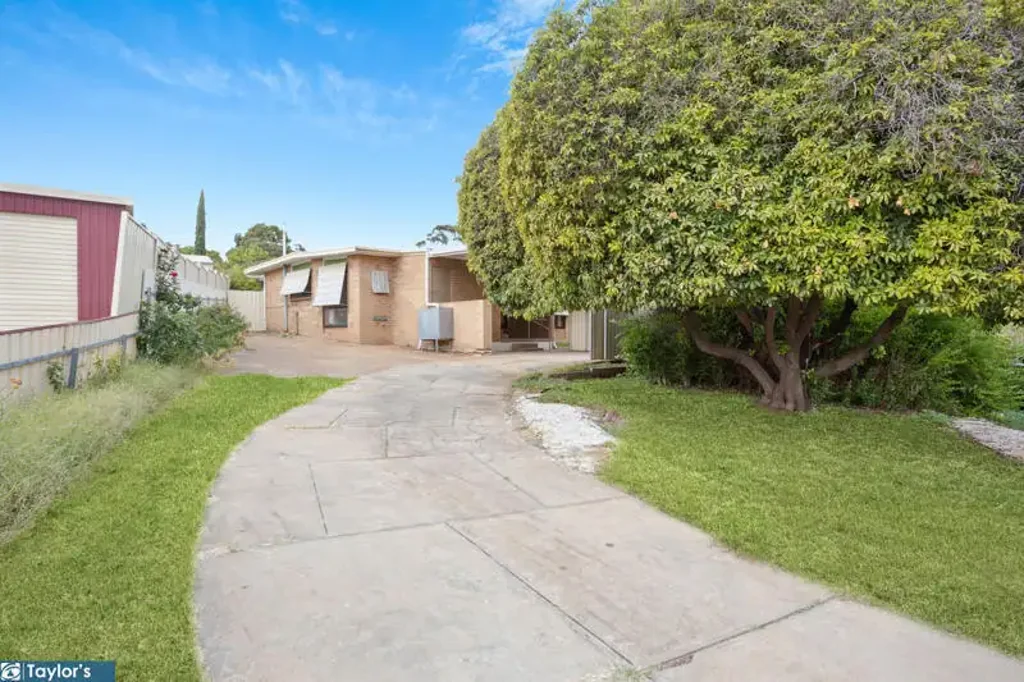Para Hills 3房  LOADED WITH POTENTIAL BIG BLOCK SIXTIES' HOME NEAR LOCAL AMENITIES