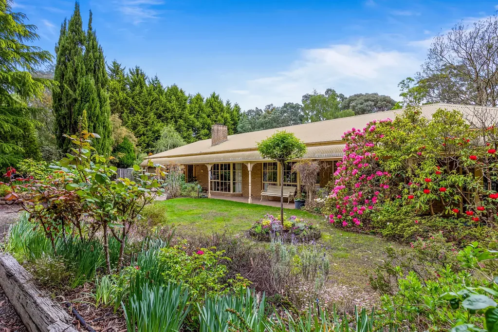 Mount Helen 4ਬੈੱਡਰੂਮ Immaculately Presented 12-Acre Property with Stunning Gardens and Dam in Mount Helen