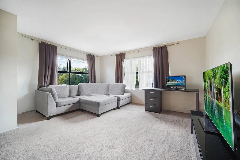 Flat Bush 2Moenga Must Sell! Bright Corner + 2 Carparks