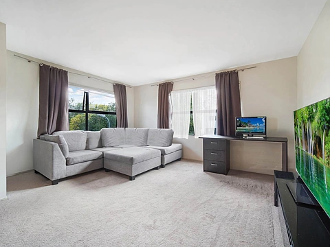 Flat Bush 2房  Bright Corner + 2 Carparks, Bold Offers Welcome