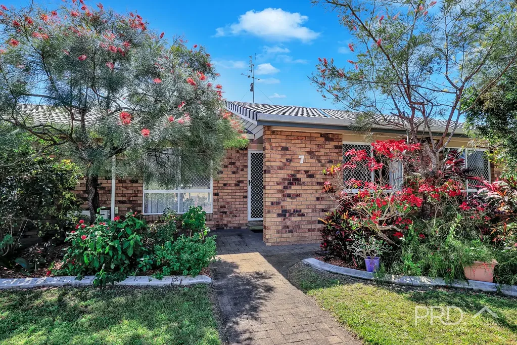 Torquay 3Zimmer 3 BEDROOMS - MASSIVE LIVING AREAS - 6m x 6m SHED WITH POWER - 400 METRES TO GYM AND BOWLS CLUB - 900 METRES TO BEACH - SIDE ACCESS FOR VAN OR BOAT