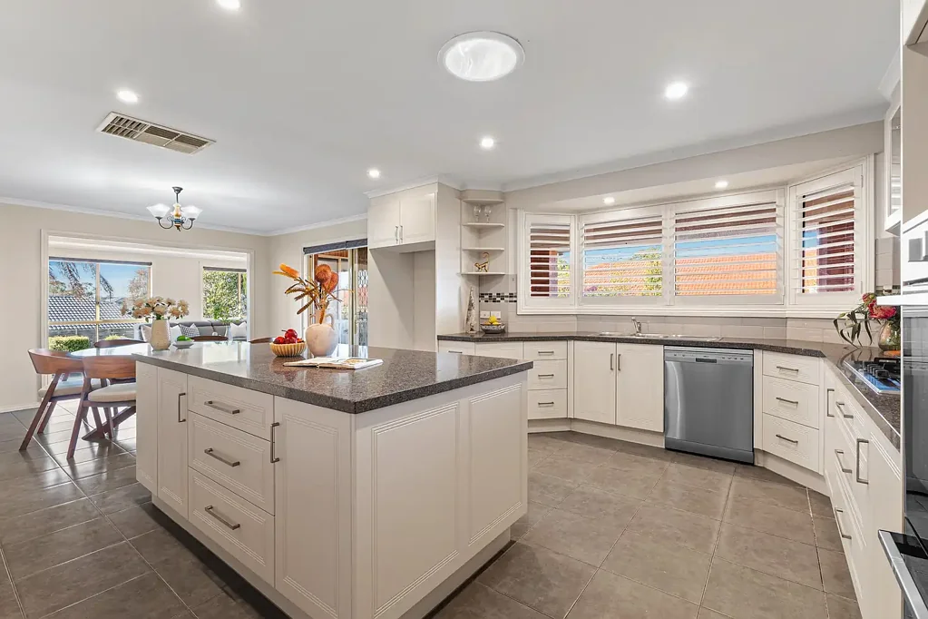 Scoresby 4 Slaapkamer Appx.780m² Immaculately Presented Family Living In Peaceful Location