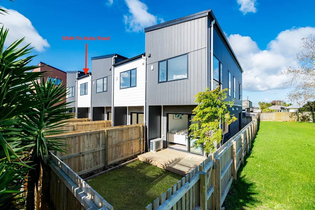 Te Atatu Peninsula 2कमरा Affordable! CCC and Title Ready!