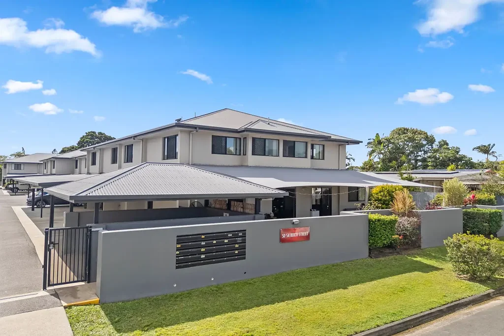 Manunda 3Moenga Upmarket townhouse with massive outdoor entertaining spaces.