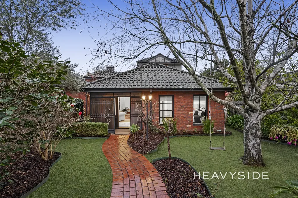 Canterbury 4कमरा Fully Renovated Family Residence | Rare Dual Street Frontage in Canterbury's Golden Mile
