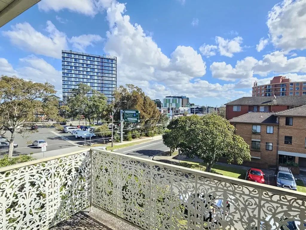 Location Location: Large, Bright, Airy, Private Home in Leafy Setting