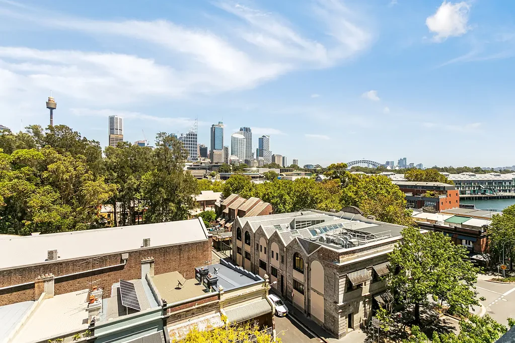 Woolloomooloo 1房 Woolloomooloo中心位置 海港大桥景观 高挑天花板 开放式生活区 私人阳台 现代厨房 安全停车 Best value in the area with 100sqm on title plus Harbour Bridge views
