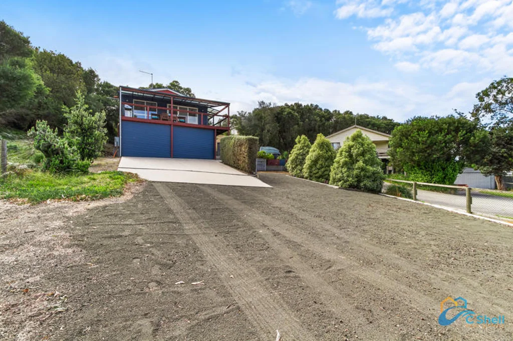 Loch Sport 3 Bedroom ELEVATED BEACH LIVING WITH TREETOP VIEWS TOWARDS LAKE REEVE