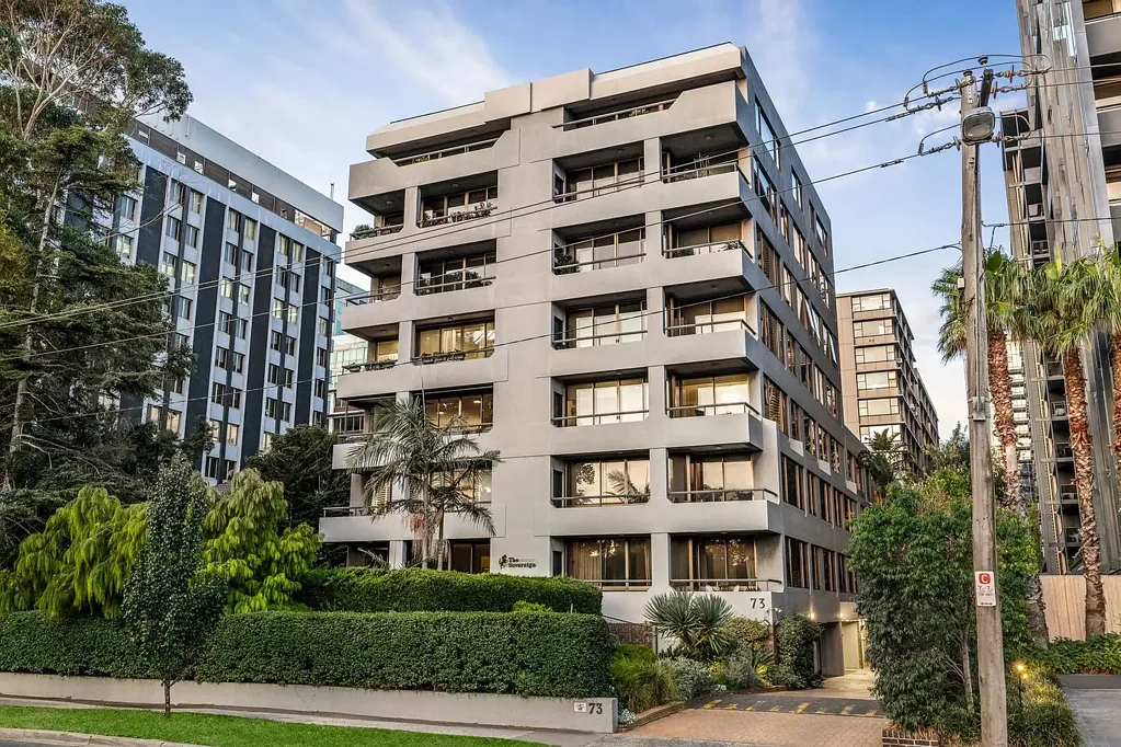 Spacious apartment adjacent to Albert Park