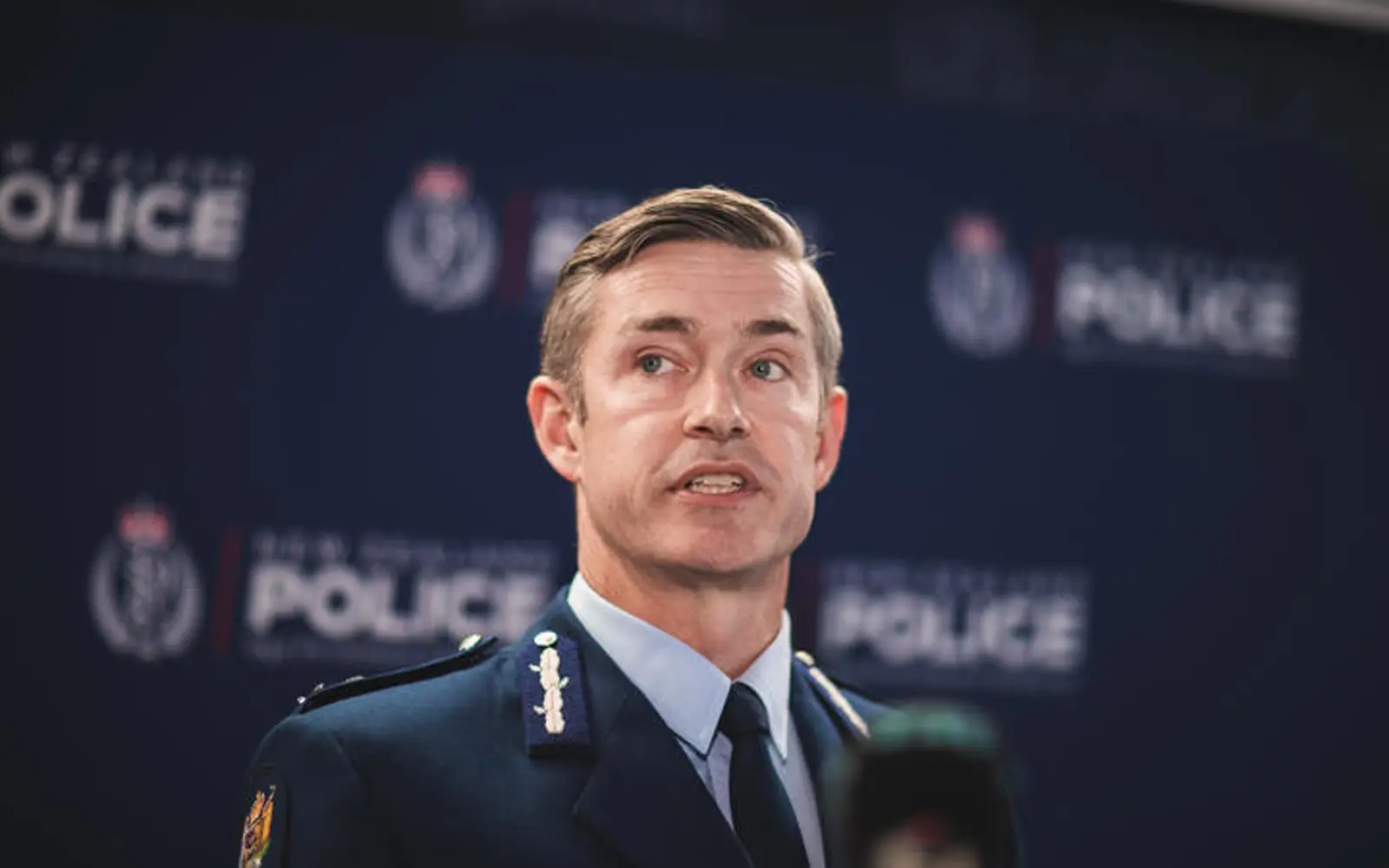 违规事件屡屡发生，警方应对备受质疑，局长出面辩护