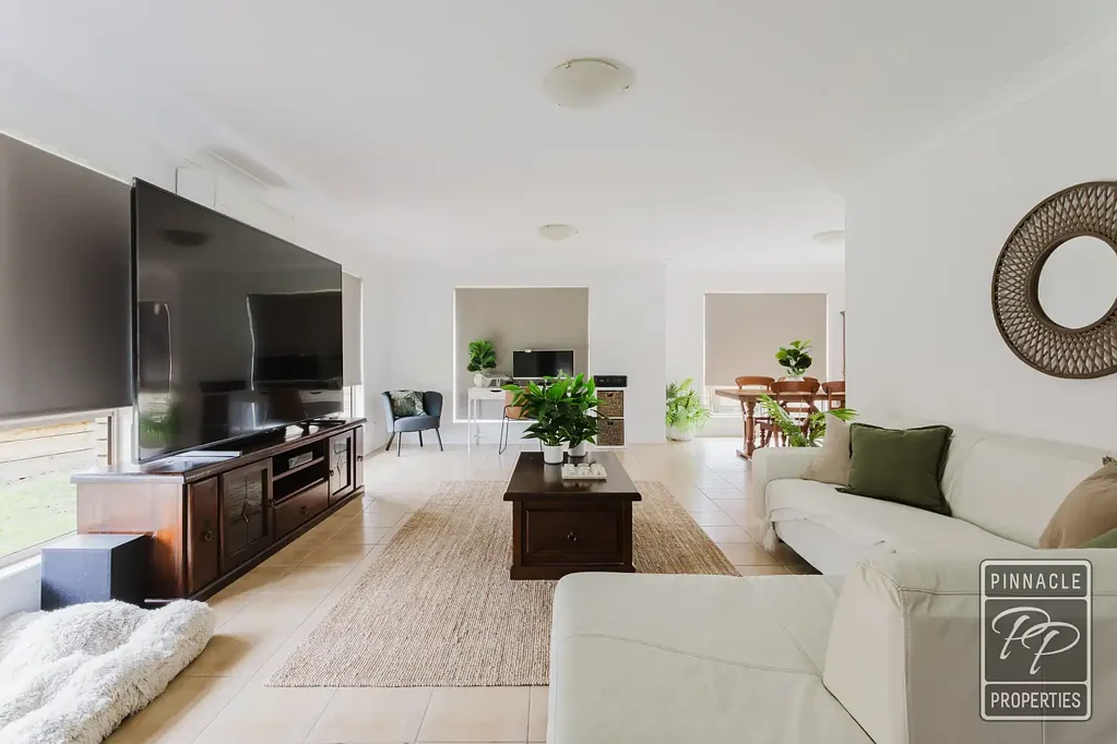 Springfield 4房 宽敞743m²街角地 四室家庭住宅 多采光起居室 中心位置便利 主卧带套间 现代厨房实用 太阳能系统节能 双车库带通道 Family Living at Its Best