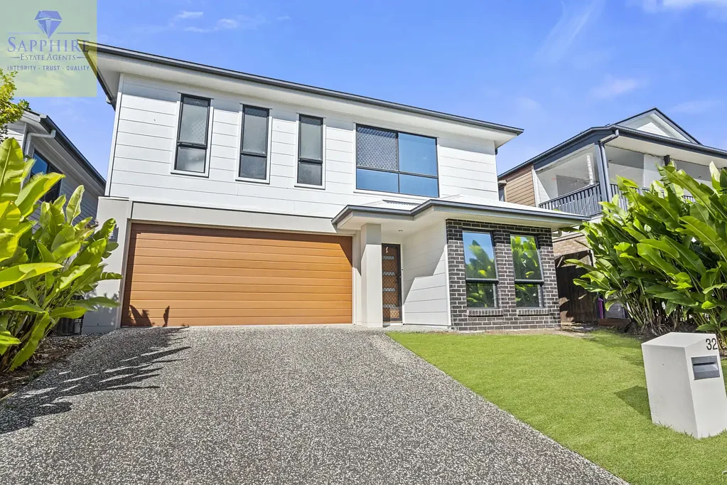 Contemporary Family Living in the Heart of Springfield Lakes!