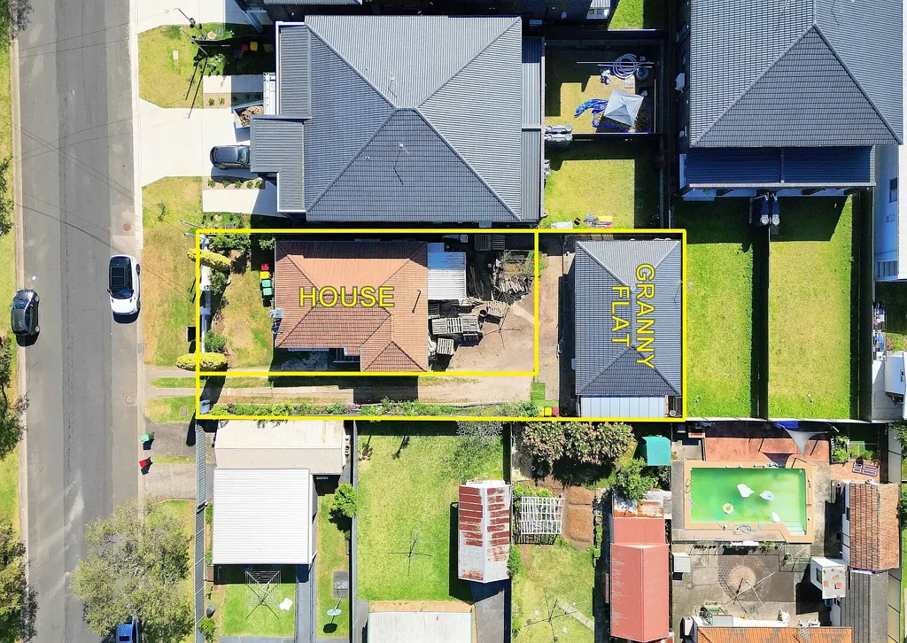 Sefton 5બેડરૂમ House and Granny Flat with Golf Course Outlook