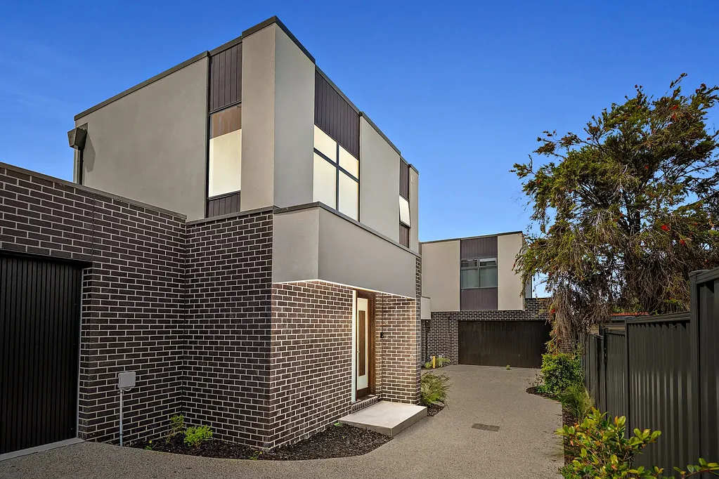 LUXURY TOWNHOUSE