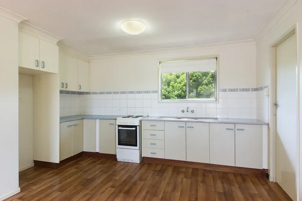 Close to University and Shops!