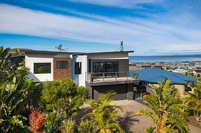 Mirador 4ਬੈੱਡਰੂਮ Elevated Mirador Living with Uninterrupted Water Views