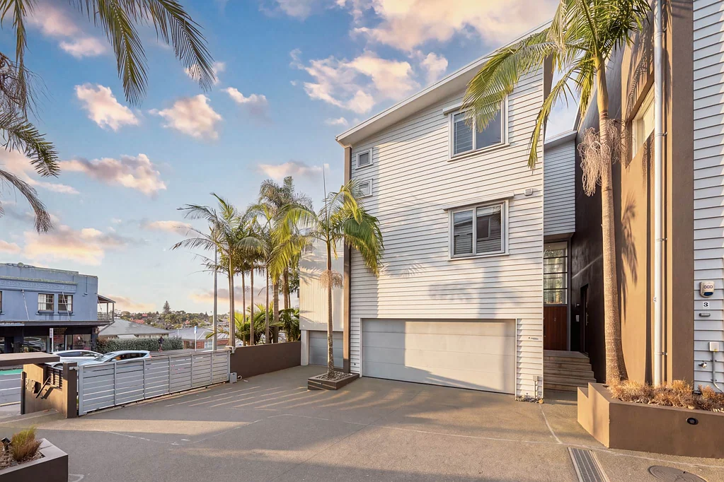 Epsom 4 Bedroom Urgent Sale – Affordable Epsom in DGZ!