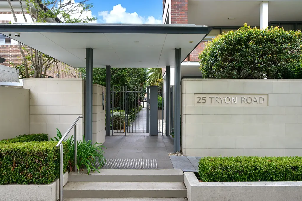 Lindfield 3 Bedroom Luxurious Mirvac Apartment in Lindfield Village
