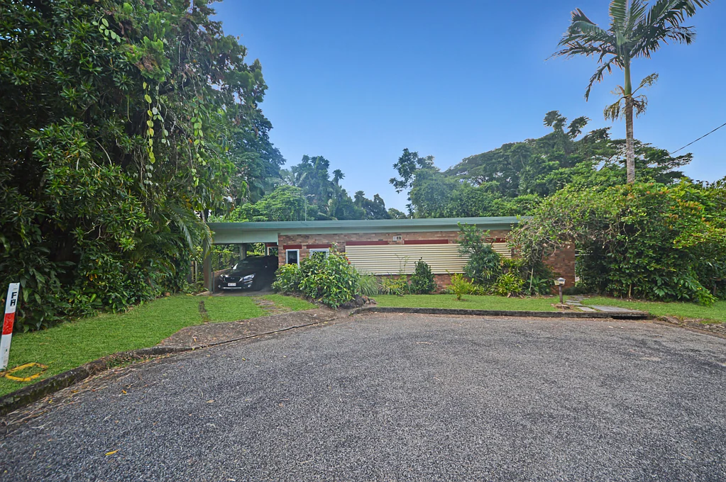 South Johnstone 4બેડરૂમ 653 sqm- A Rare Gem in Paradise –Character Home, Privacy & Rainforest/River Views-$330k