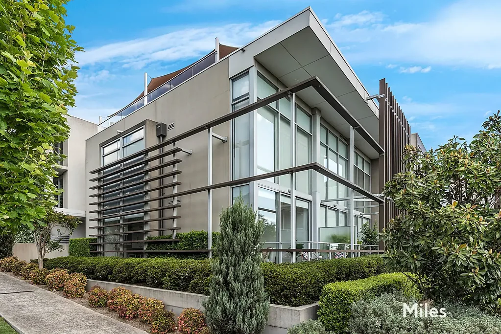 Ivanhoe 2房 Fairy Hills朝北转角公寓 高耸北窗视野 绿木荫露台 Smeg厨房 高品质电器 无缝户外体验 安全车位储物 Stylish, Light & Double-Glazed Facing Latham Street