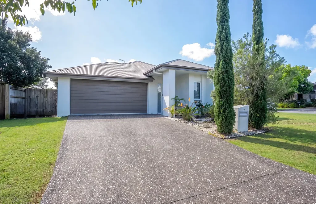 Pimpama 4chambre Quality Family Home on 450m² corner block with Side Access