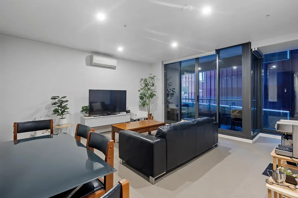 Melbourne 2침실 Capture the City's Heartbeat at Madison Apartment