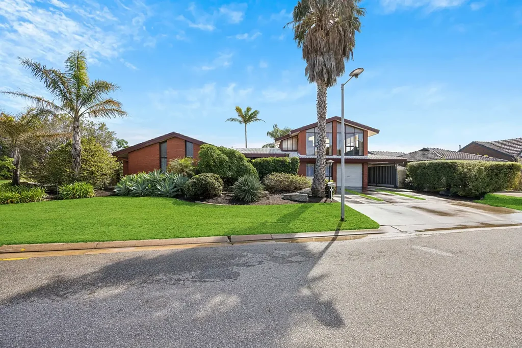 West Lakes 3房  Spacious 1970s Family Gem with Golf Course Views and Exciting Future Potential