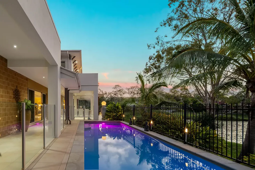 Windaroo 5 Slaapkamer Fall In Love Allover Again - A Family Destination Awaits on 1629m2...