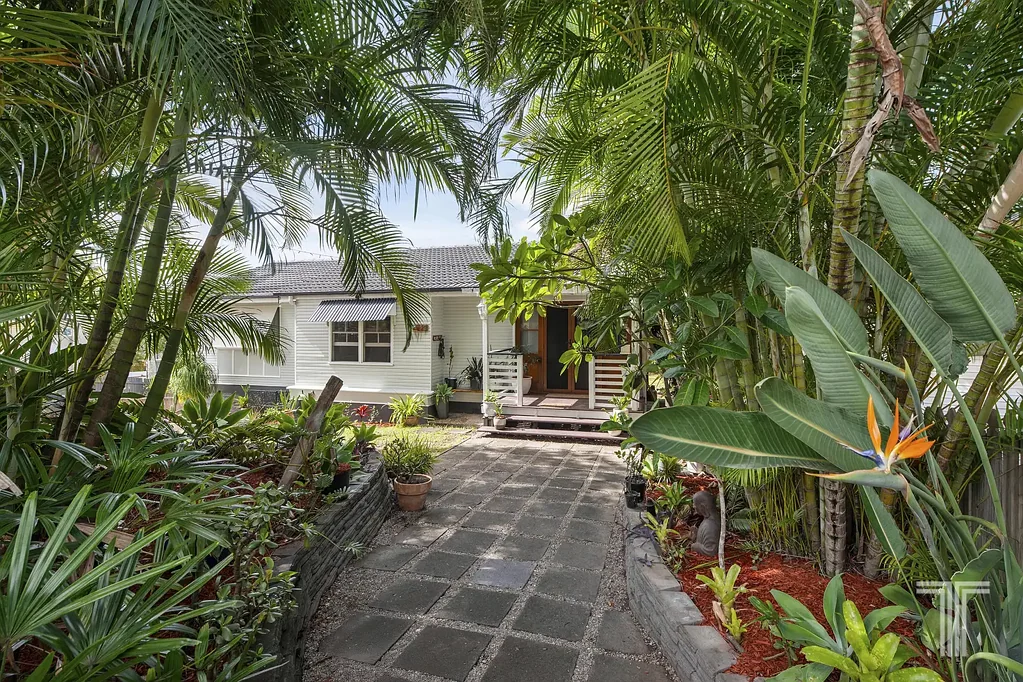 Mount Gravatt East 4Zimmer Spacious Family Living on a Prime 875m² Block in Mansfield Catchment