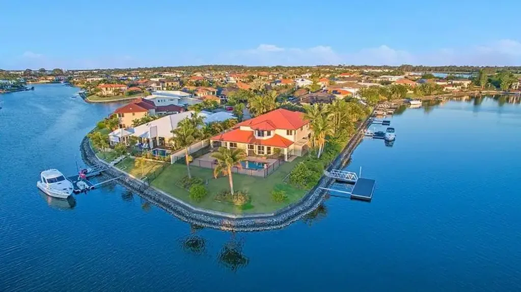 Helensvale 5ਬੈੱਡਰੂਮ Exquisite Canal-Front Luxury at 26 Sabrina Avenue, Helensvale
