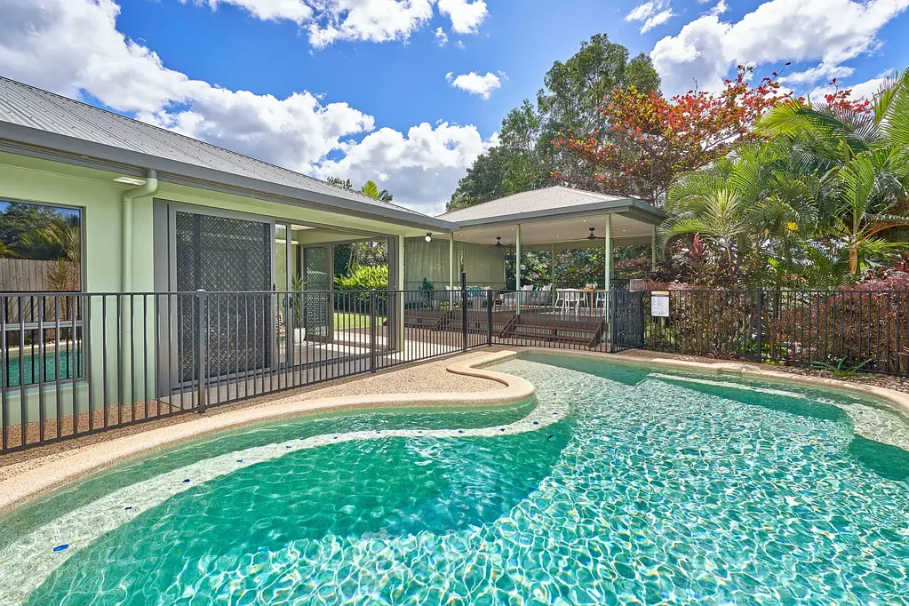 Woree 4 Bedroom Family Friendly Oasis in Exclusive Red Hill Estate